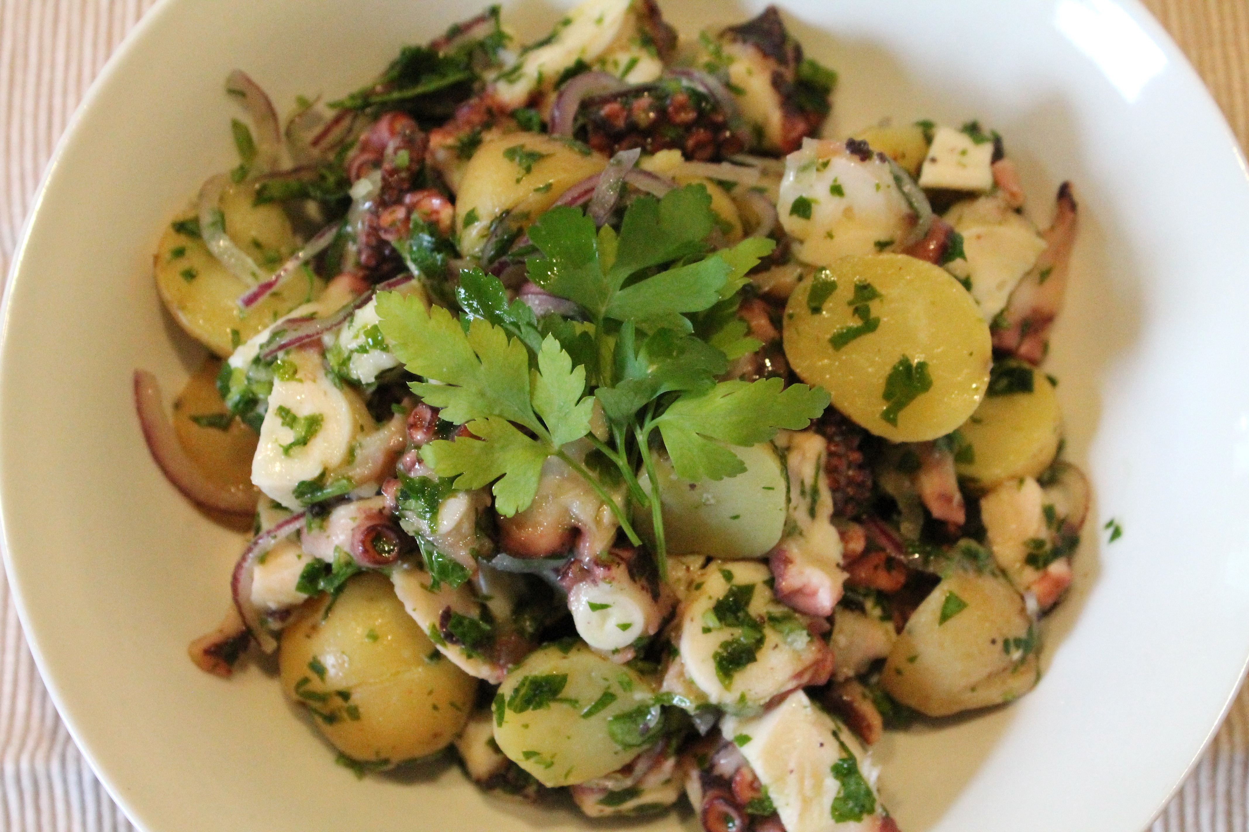 Selbstgemachter Oktopus-Salat mit frischem Oktopus