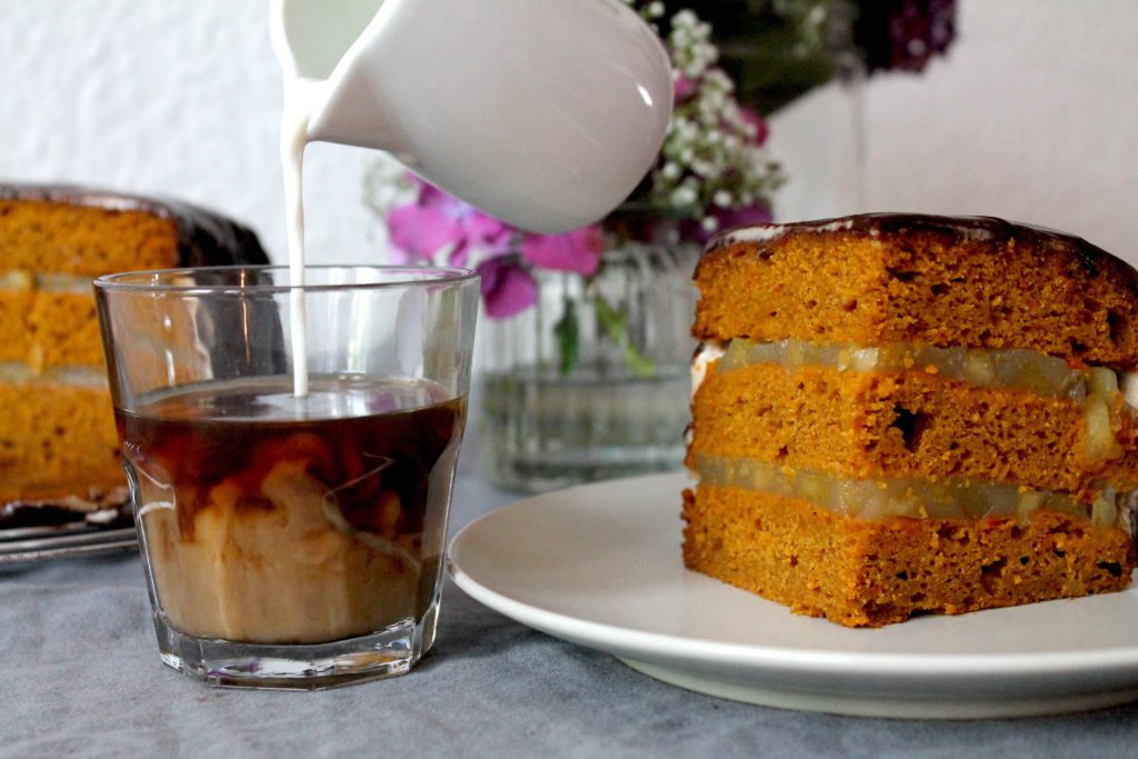 Kürbis-Kuchen und Kaffee