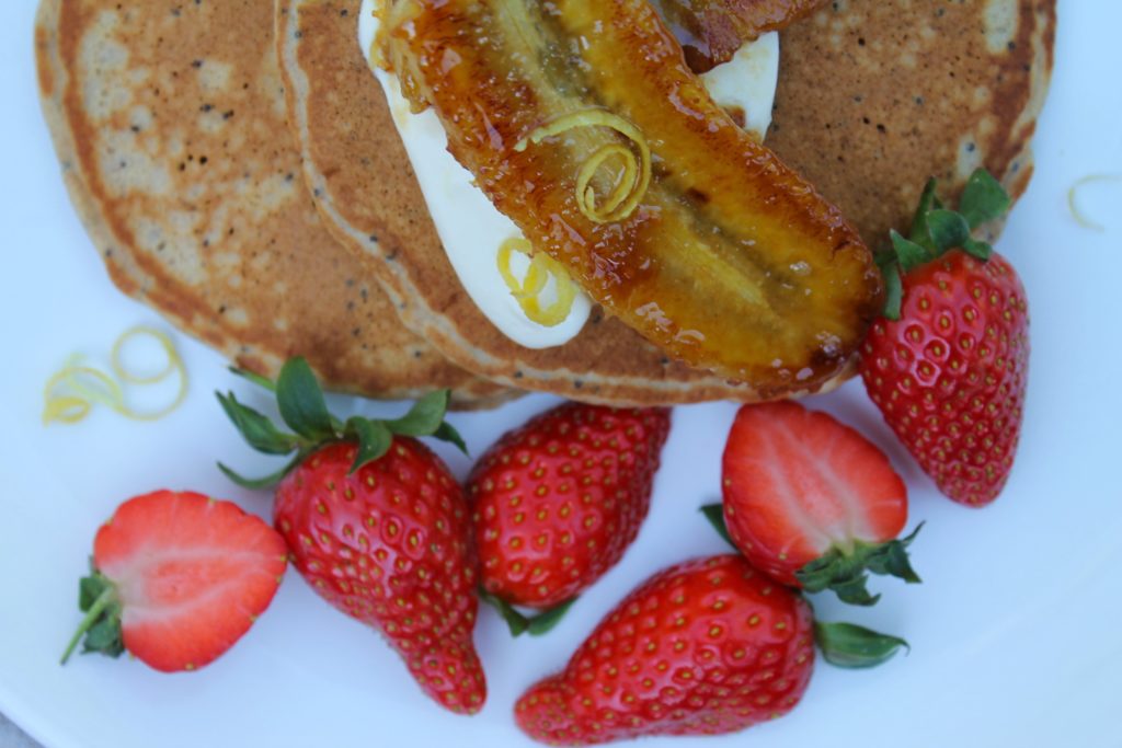 Mohn-Zitronen-Pancakes // karamellisierte Bananen