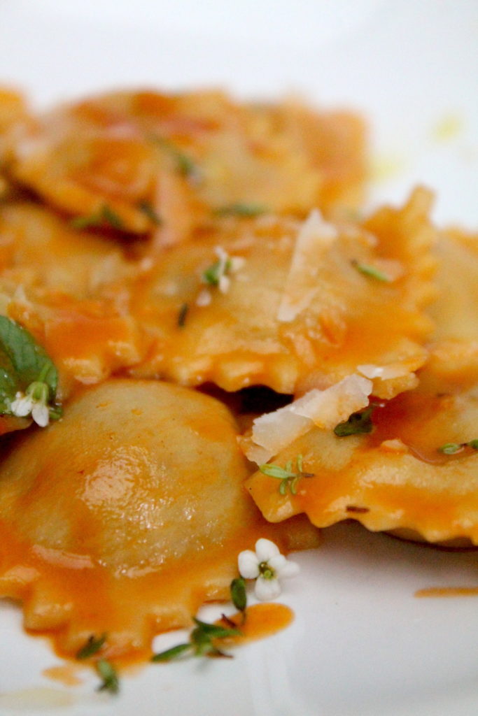 Selbstgemachte Ravioli, mit ´Nduja, Zucchini und Tomatenbutter