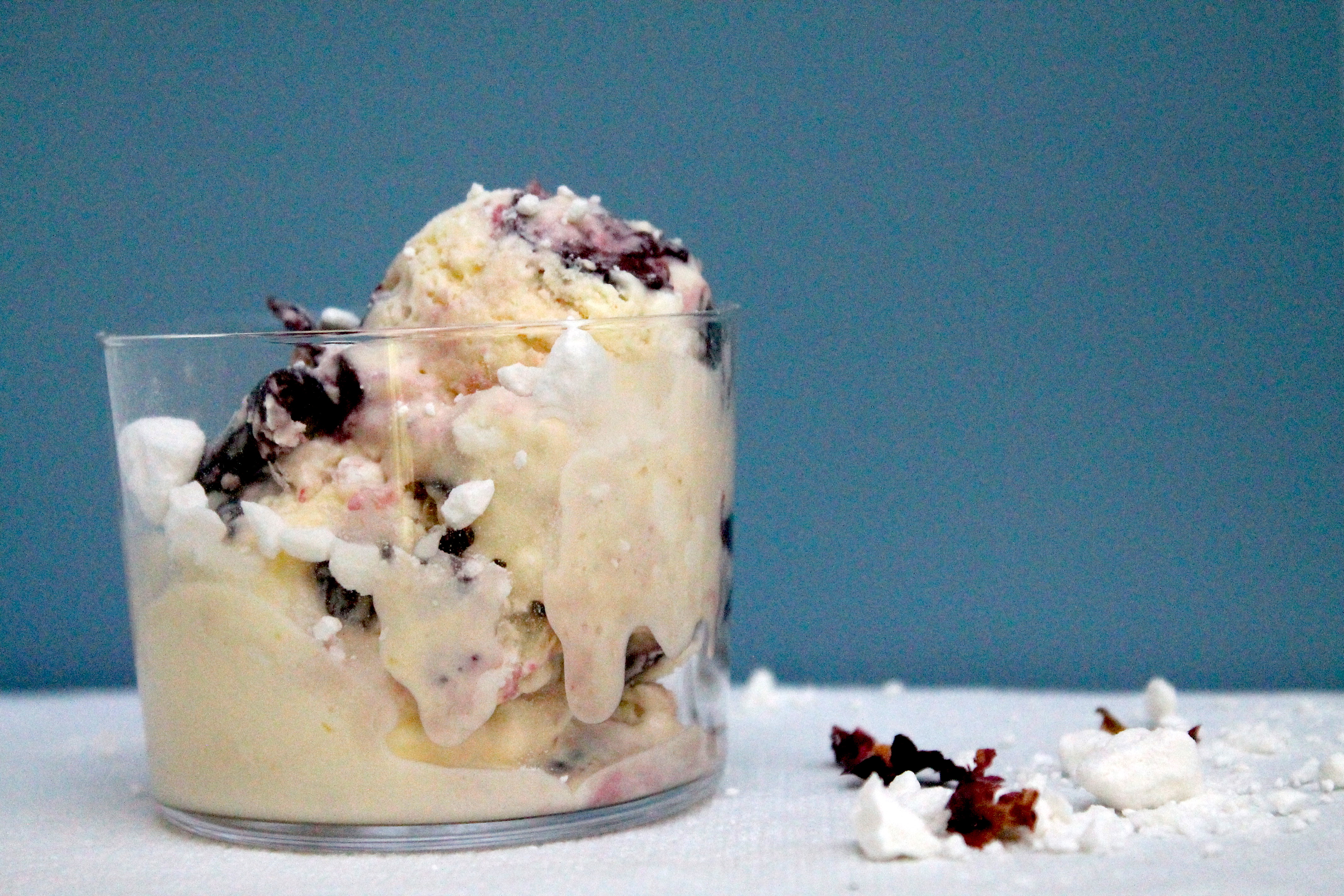 Kirsch-Eis mit Joghurt, Baiser und Rosenwasser (&amp;quot;Frozen Eton Mess&amp;quot;)