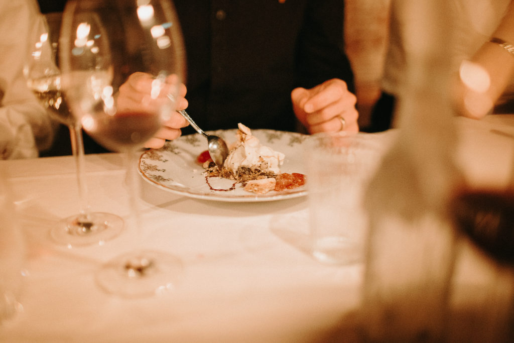 Dessert beim Dreigang Supper Club: Spargel-Eis mit karamellisiertem Rhabarber und Baiser-Bruch