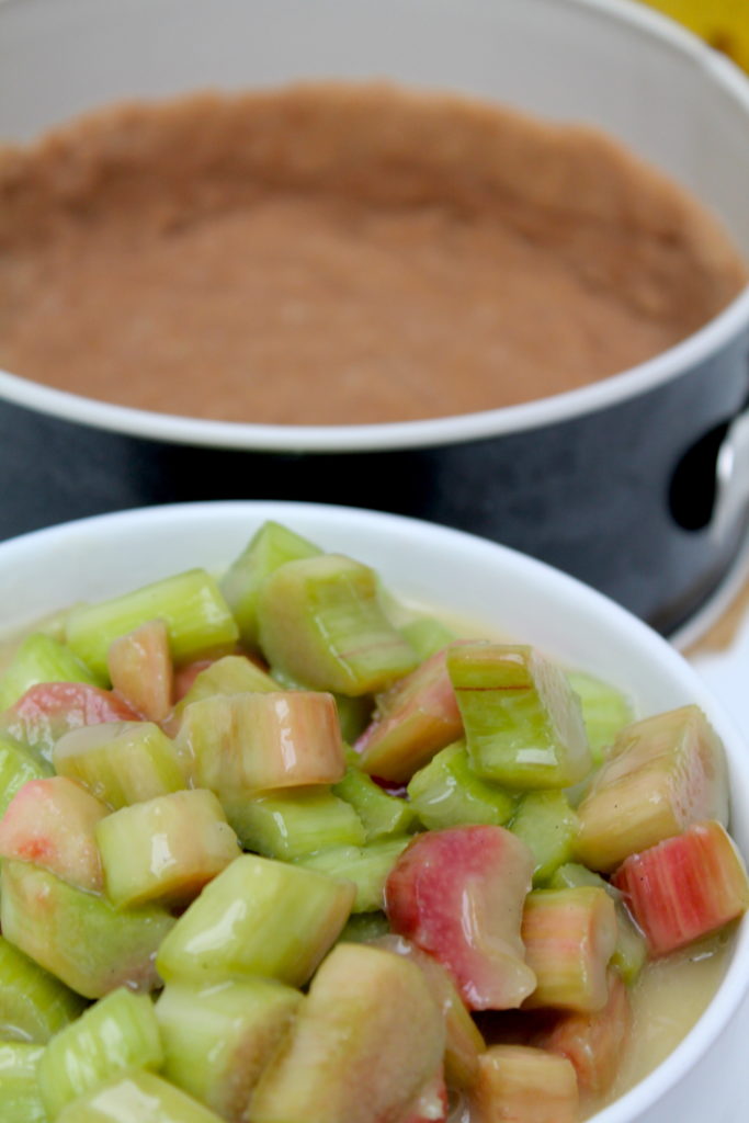 Den veganen Mürbeteig mit dem Rhabarber füllen und backen!