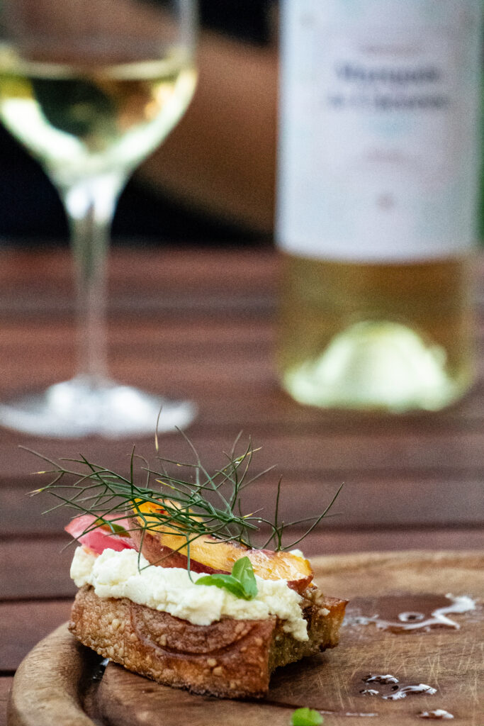 Bild Bruschetta und Wein im Hintergrund